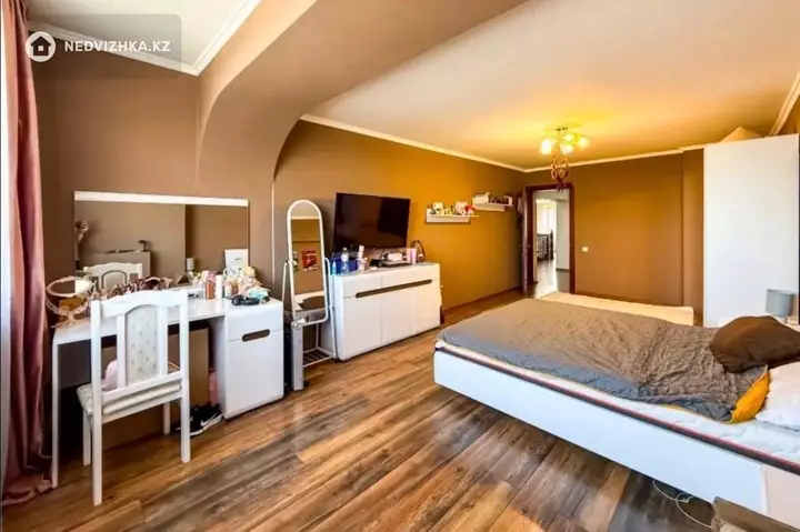 7-комнатная квартира, этаж 5 из 5, 270 м²
