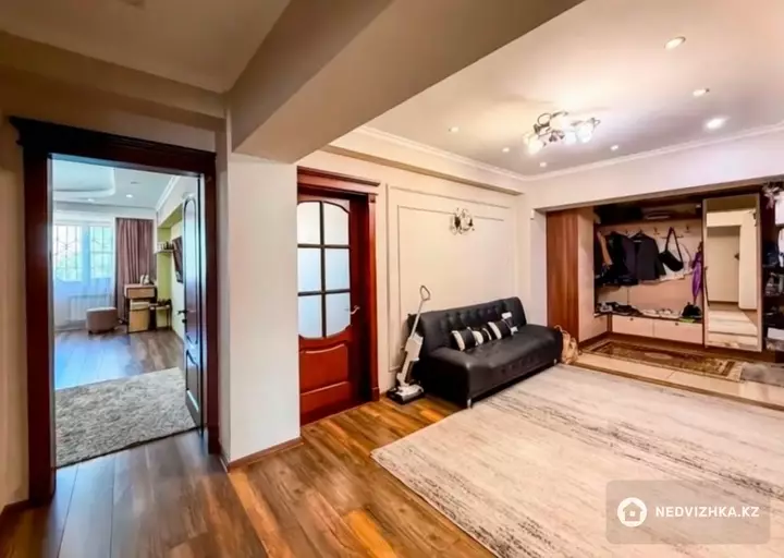 7-комнатная квартира, этаж 5 из 5, 270 м², фотография 3