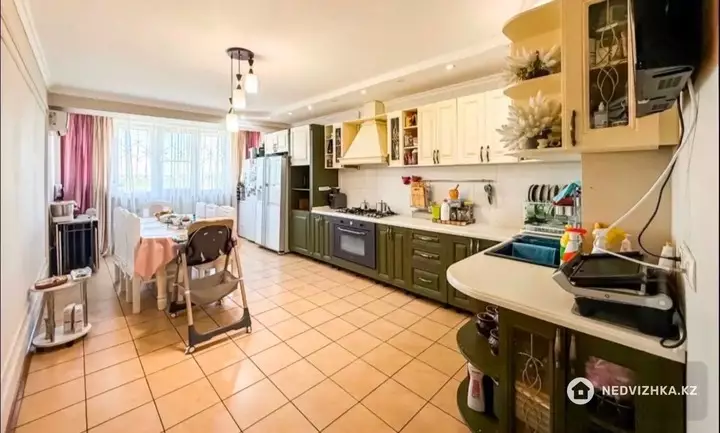 7-комнатная квартира, этаж 5 из 5, 270 м², фотография 4