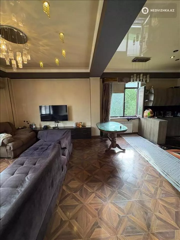 4-комнатная квартира, этаж 2 из 3, 164 м², фотография 3