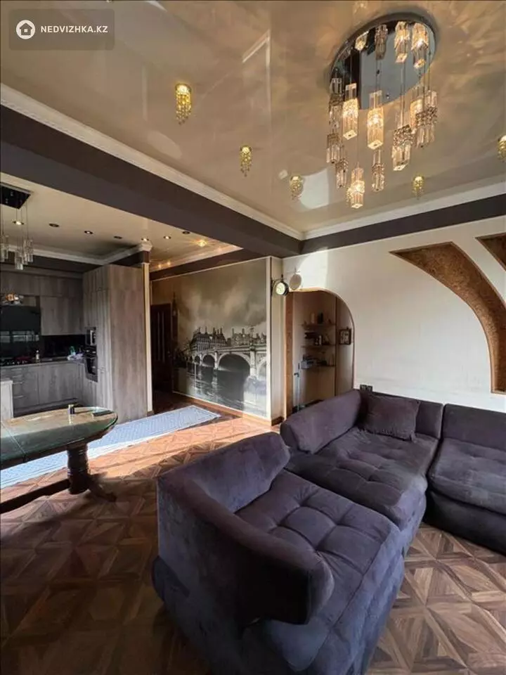 4-комнатная квартира, этаж 2 из 3, 164 м², фотография 2
