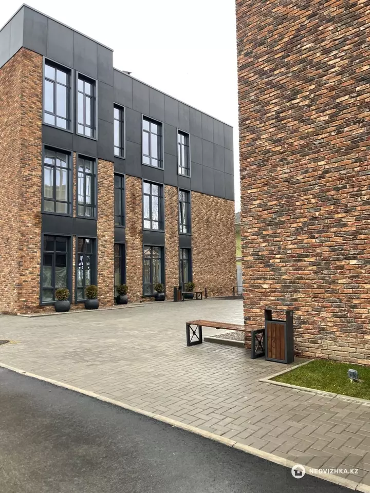 2-комнатная квартира, этаж 3 из 3, 65 м², фотография 3