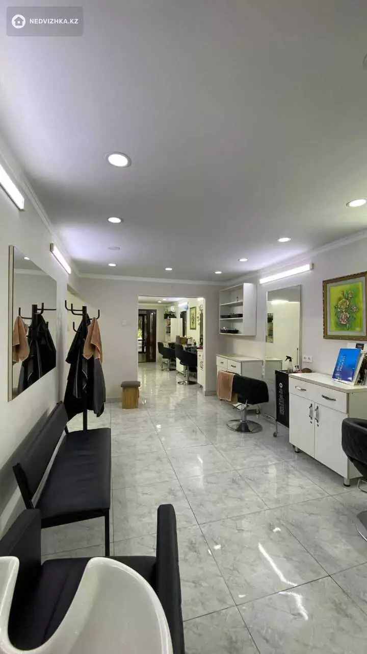 Салон, этаж 1 из 5, 44 м²