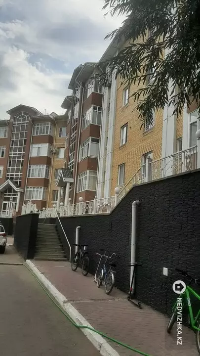 2-комнатная квартира, этаж 1 из 4, 82 м², фотография 3