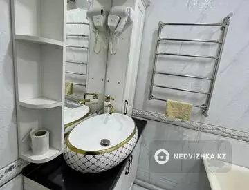 3-комнатная квартира, этаж 1 из 4, 60 м², На длительный срок, миниатюра 5
