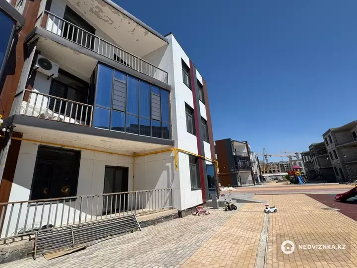 2-комнатная квартира, этаж 3 из 3, 69 м², фотография 2