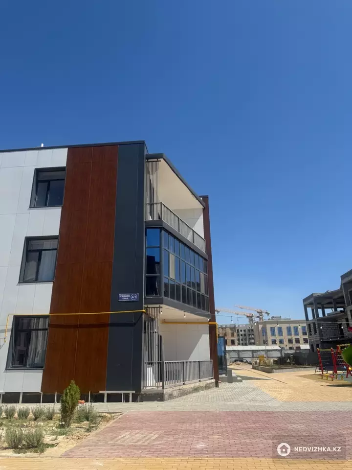2-комнатная квартира, этаж 3 из 3, 69 м², фотография 3