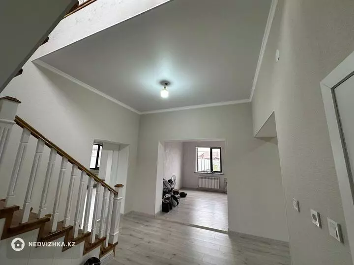 6-комнатный дом, 7 соток, 230 м², фотография 2