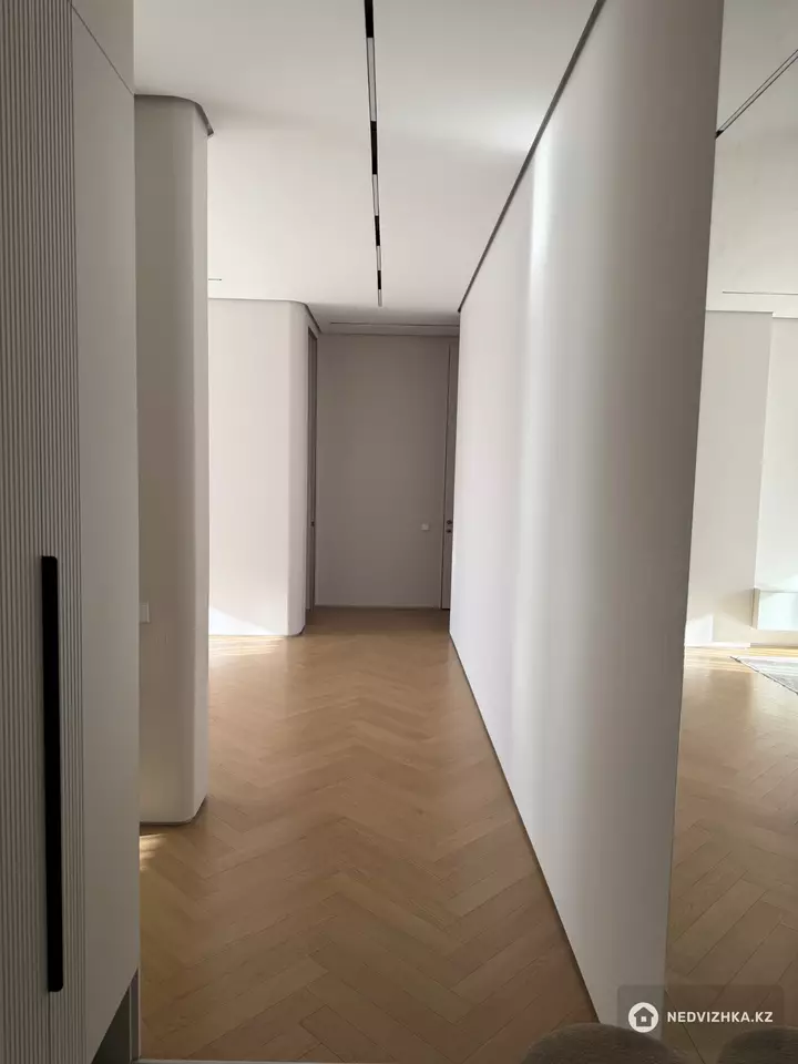 4-комнатная квартира, этаж 10 из 12, 110 м², фотография 2