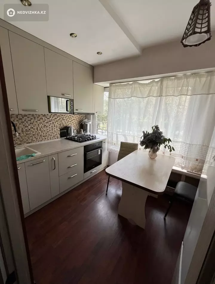 3-комнатная квартира, этаж 3 из 4, 63 м², фотография 3