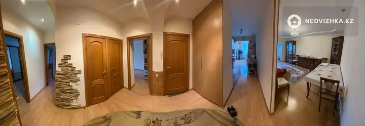 4-комнатная квартира, этаж 4 из 4, 92 м², фотография 2
