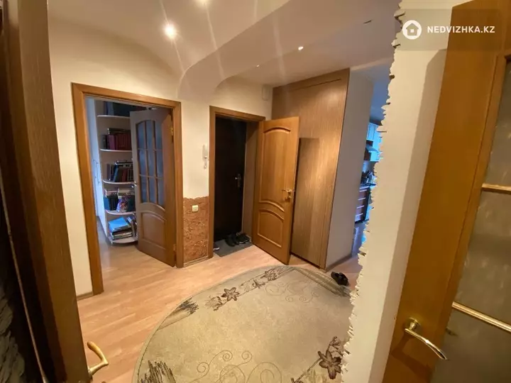 4-комнатная квартира, этаж 4 из 4, 92 м², фотография 3
