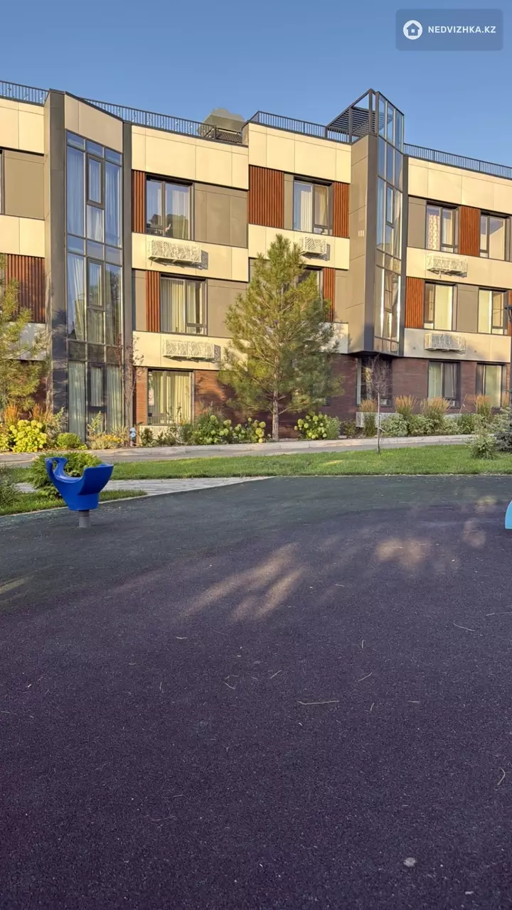 4-комнатная квартира, этаж 2 из 3, 104 м², фотография 2