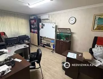 3-комнатная квартира, этаж 1 из 5, 63 м², миниатюра 1