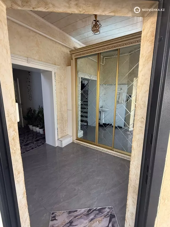 5-комнатный дом, 5.7 соток, 240 м²