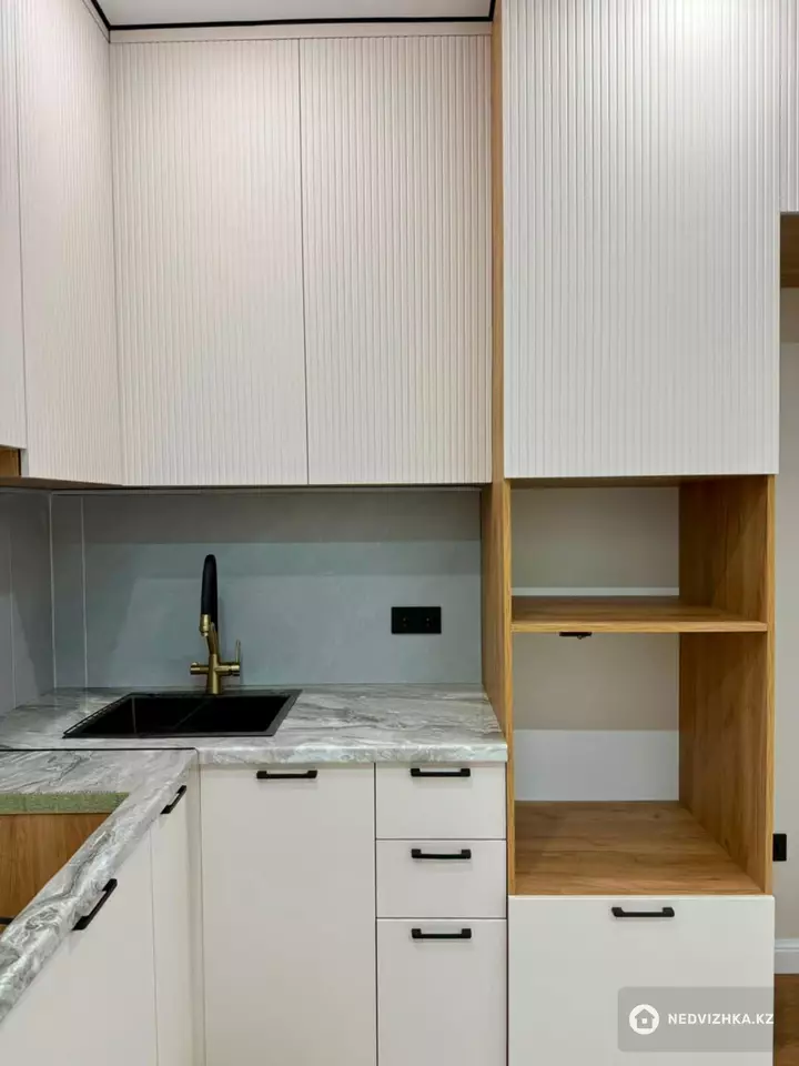 3-комнатная квартира, этаж 13 из 17, 68 м², фотография 3