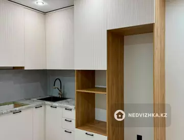 3-комнатная квартира, этаж 13 из 17, 68 м², миниатюра 2
