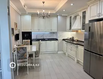 4-комнатная квартира, этаж 4 из 5, 166 м²