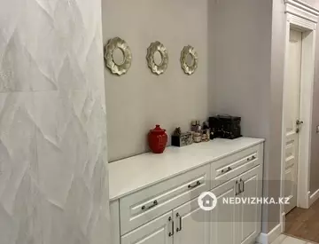 4-комнатная квартира, этаж 4 из 5, 166 м²