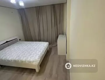 3-комнатная квартира, этаж 2 из 12, 70 м², миниатюра 2