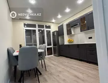 3-комнатная квартира, этаж 2 из 12, 70 м², миниатюра 1