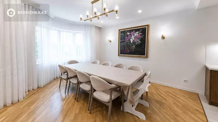 4-комнатная квартира, этаж 4 из 5, 185 м², фотография 2