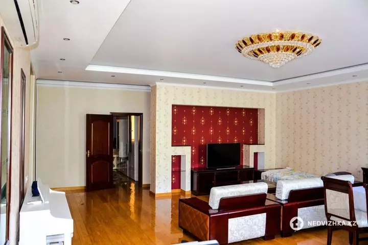 4-комнатная квартира, этаж 3 из 3, 153 м², фотография 2