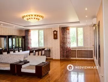 4-комнатная квартира, этаж 3 из 3, 153 м²