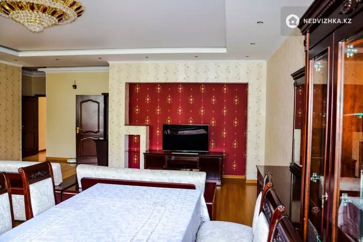 4-комнатная квартира, этаж 3 из 3, 153 м², фотография 3