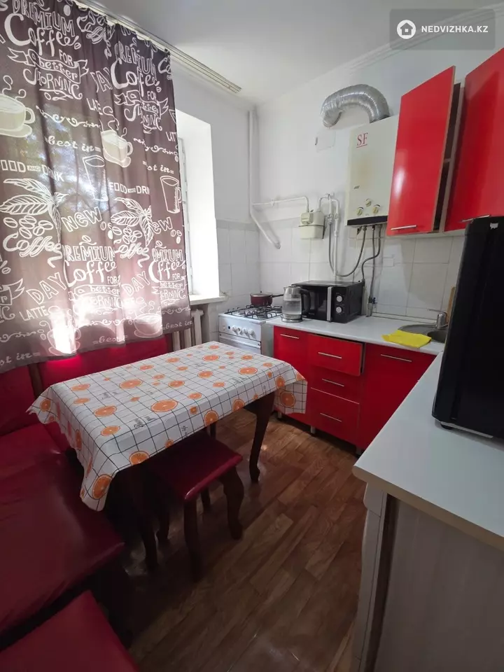 2-комнатная квартира, этаж 1 из 4, 37 м², фотография 3