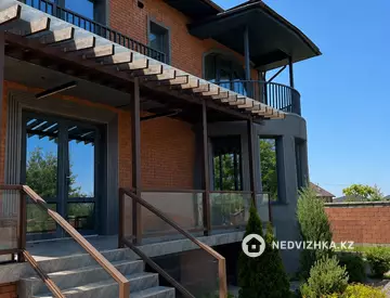 10-комнатный дом, 8.5 соток, 300 м², На длительный срок