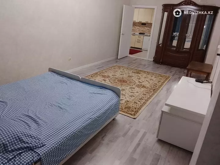 1-комнатная квартира, этаж 4 из 9, 60 м², Посуточно, фотография 3
