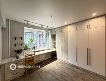 3-комнатная квартира, этаж 1 из 5, 76 м², миниатюра 1
