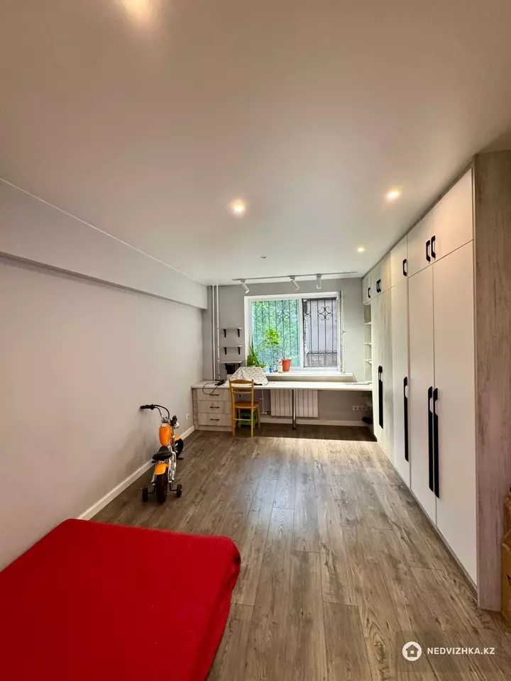3-комнатная квартира, этаж 1 из 5, 76 м², фотография 3