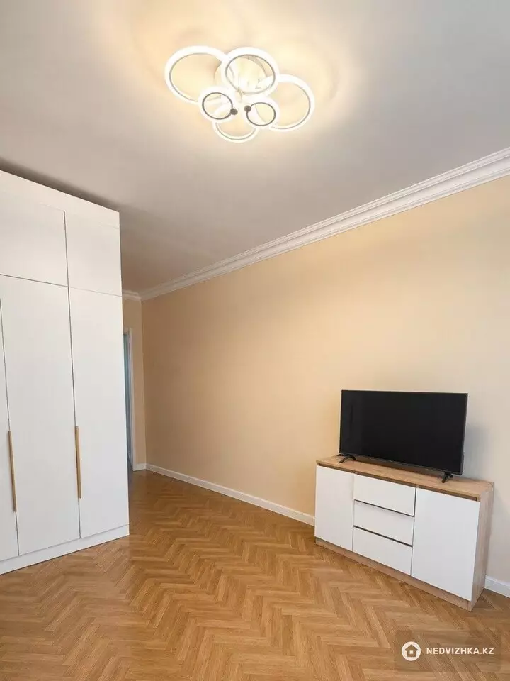 3-комнатная квартира, этаж 2 из 12, 90 м², фотография 3