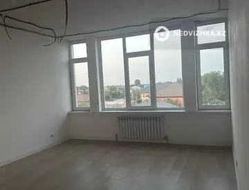 2-комнатная квартира, этаж 4 из 6, 74 м², миниатюра 1