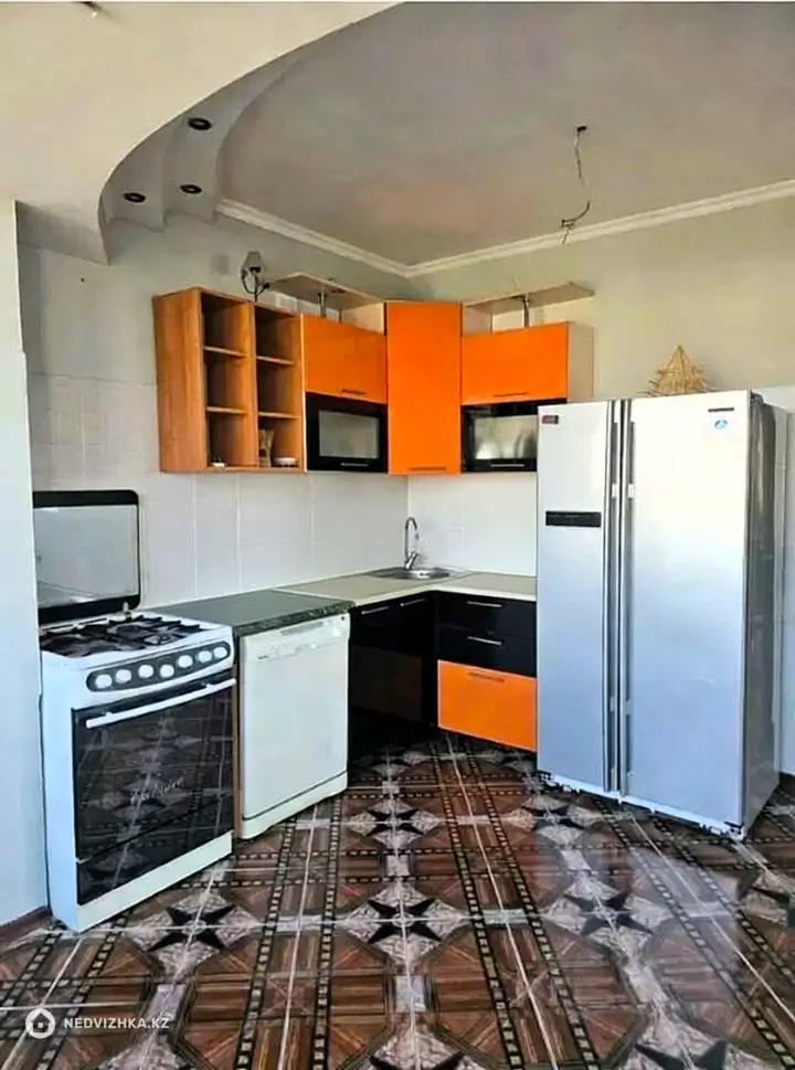 4-комнатная квартира, этаж 5 из 5, 100 м², На длительный срок, фотография 2