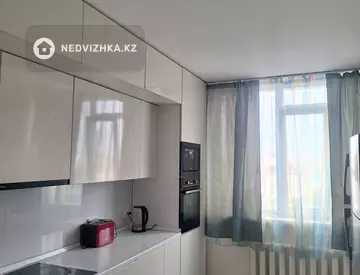 2-комнатная квартира, этаж 10 из 12, 67 м², миниатюра 3