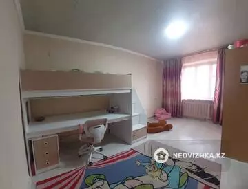 4-комнатная квартира, этаж 3 из 3, 81 м²