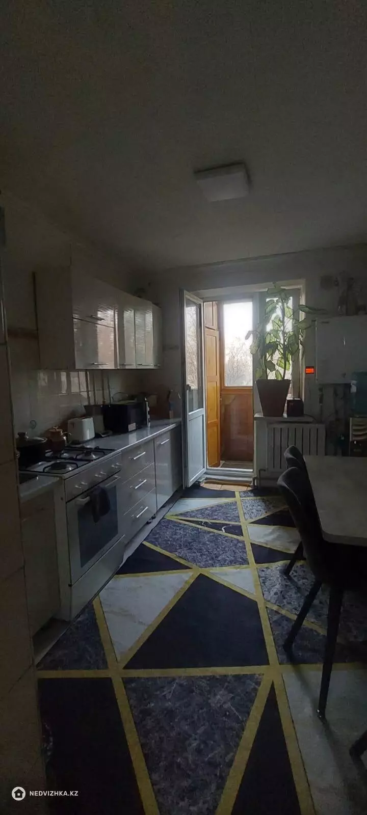 4-комнатная квартира, этаж 3 из 3, 81 м², фотография 4