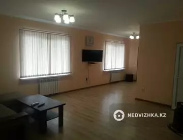 3-комнатная квартира, этаж 2 из 2, 100 м², На длительный срок