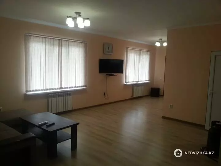 3-комнатная квартира, этаж 2 из 2, 100 м², На длительный срок, фотография 2