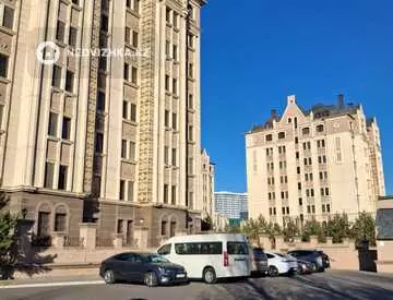 3-комнатная квартира, этаж 8 из 9, 82 м², миниатюра 2