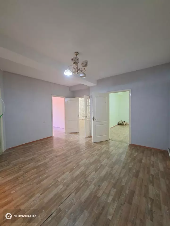 3-комнатная квартира, этаж 1 из 5, 90 м², На длительный срок, фотография 4