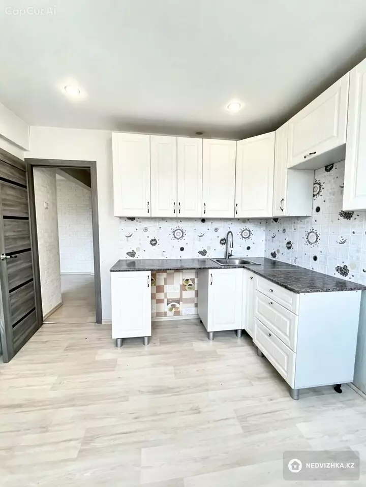 2-комнатная квартира, этаж 4 из 5, 52 м², фотография 3