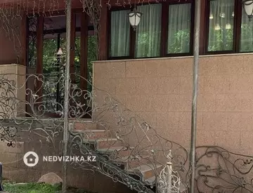 Салон, этаж 1 из 9, 267 м²