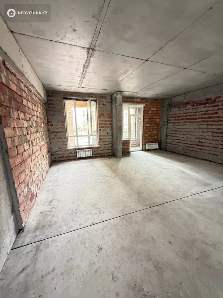 3-комнатная квартира, этаж 2 из 9, 80 м², фотография 2