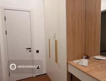 1-комнатная квартира, этаж 8 из 20, 52 м², Посуточно, миниатюра 2