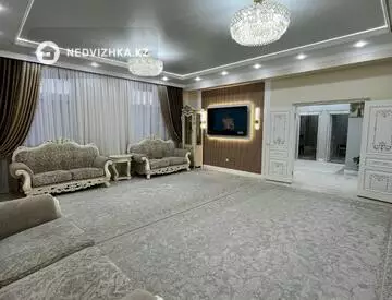 4-комнатная квартира, этаж 4 из 10, 155 м²