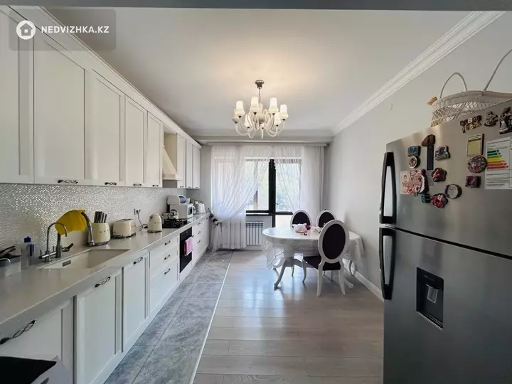 4-комнатная квартира, этаж 2 из 3, 130 м², фотография 2